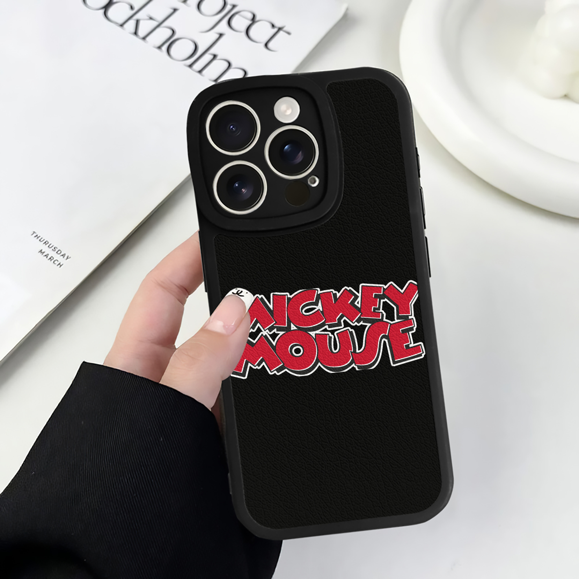 （画像用） ミッキーマウス Mickey Mouse 【iPhone 16シリーズ対応】シリコンスマホケース（レザー調） 材質：シリコン